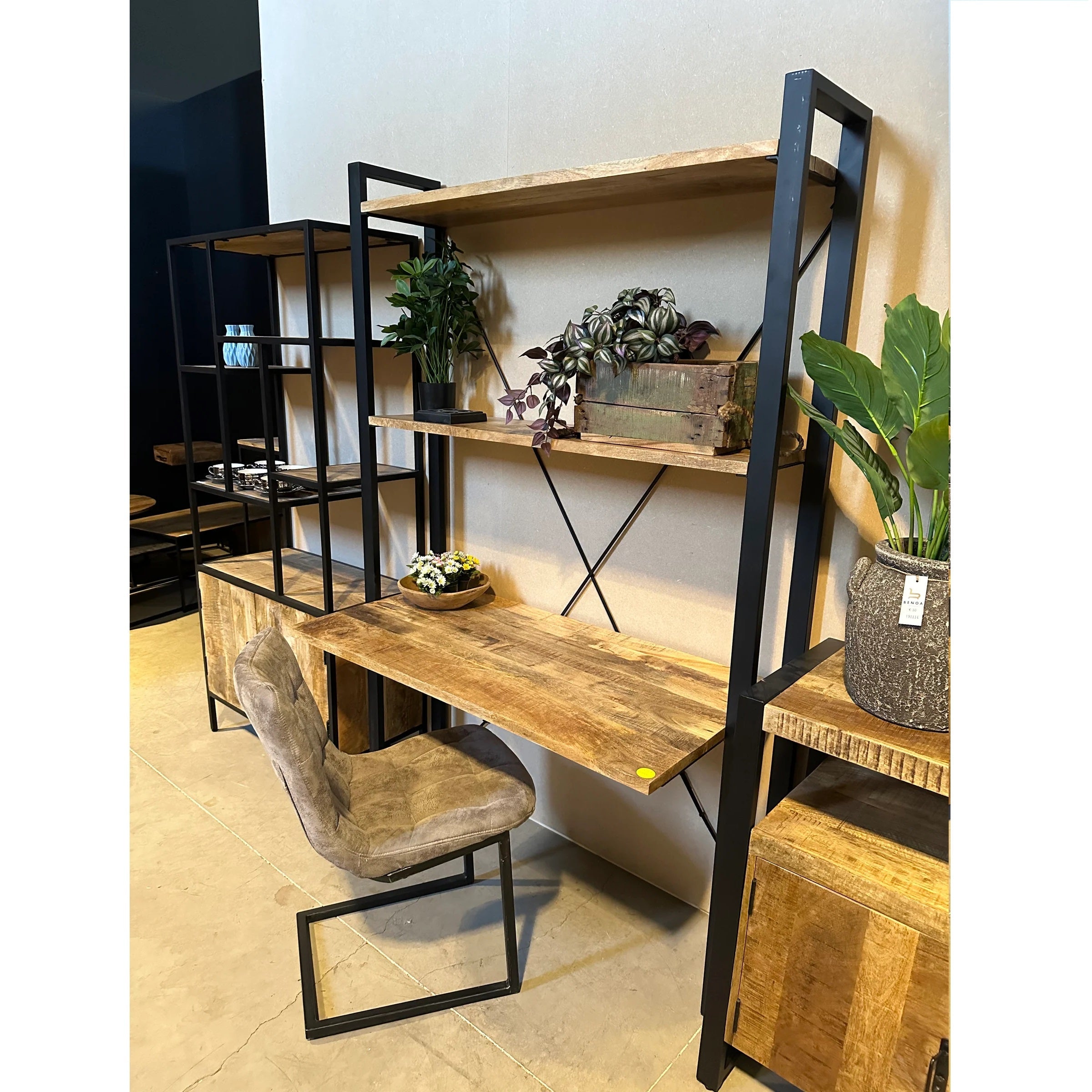 Bureau met schappenwand Industrieel Design | Mangohout en Staal | 130x60x200cm