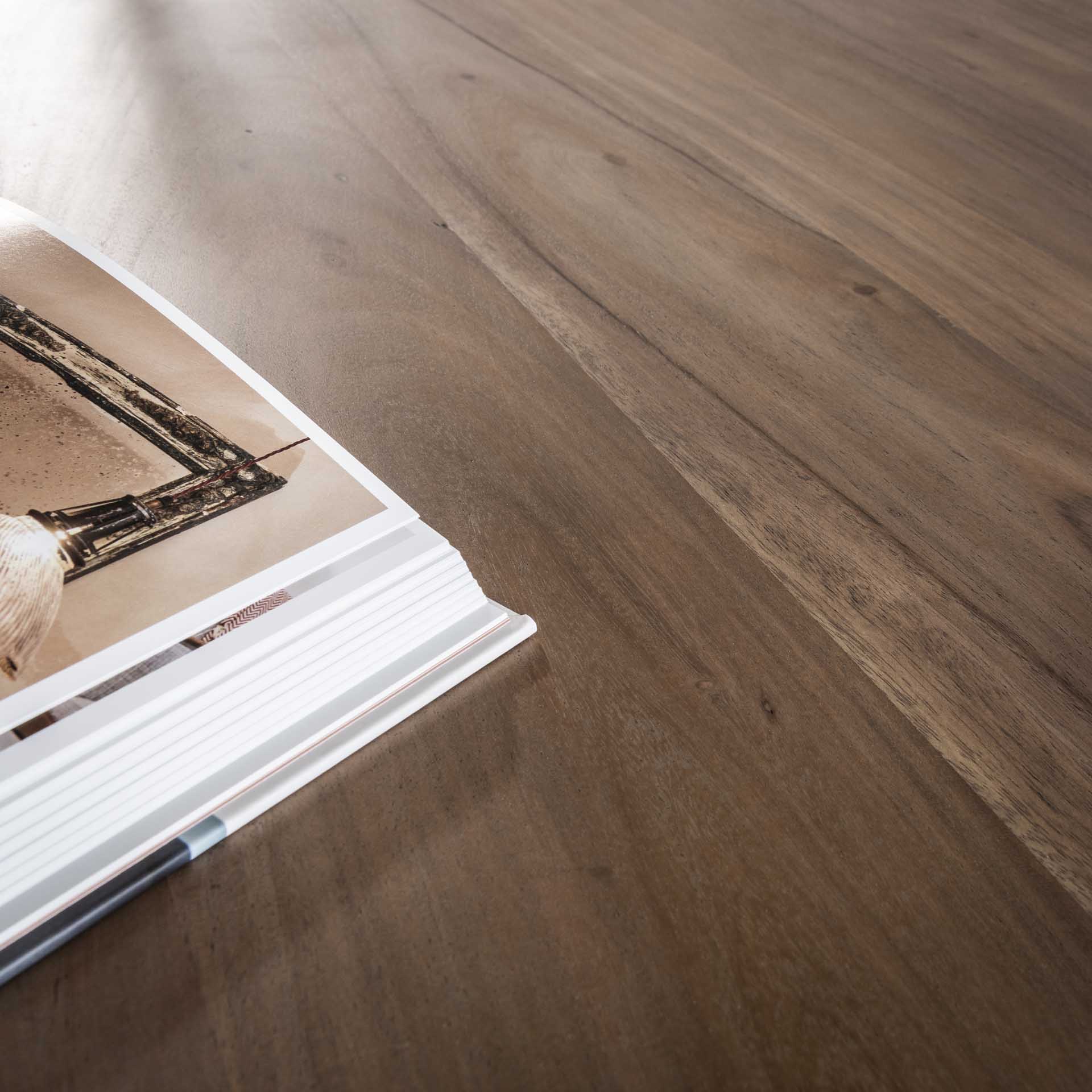 Organische eetkamertafel Form Walnoot - Industrieelinhuis.nl