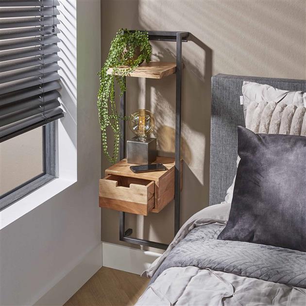 Zwevend nachtkastje met spullen bij bed