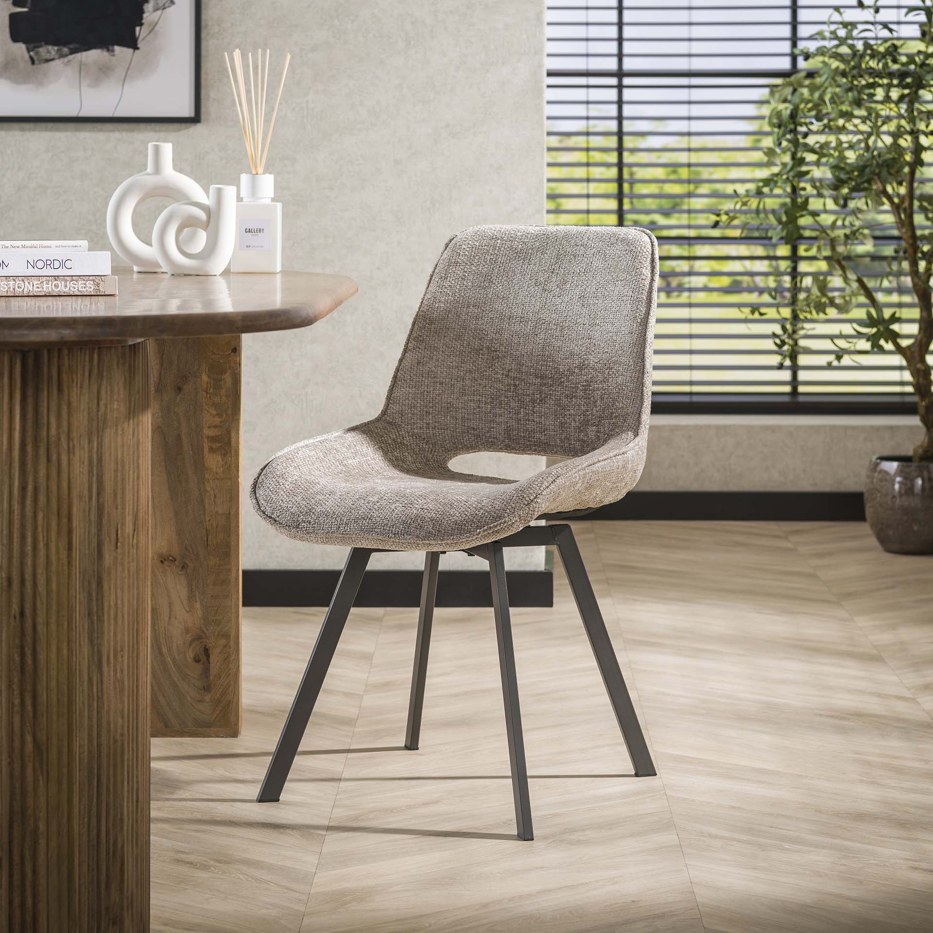 Draaibare eetkamerstoel Xavi Zand - Industrieelinhuis.nl