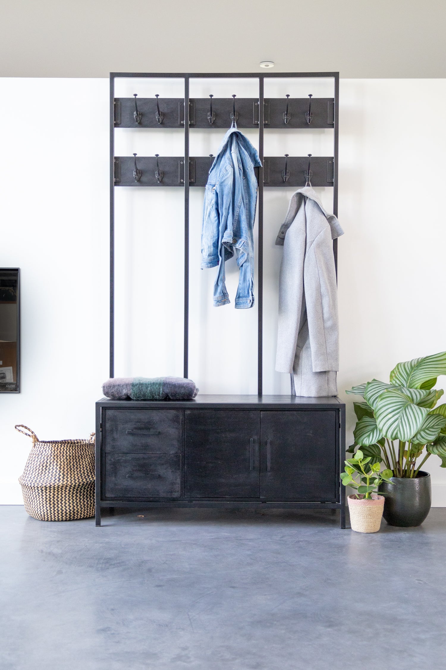 Garderoberek XL Zwart Industrieel Design | Mangohout en Staal | 100x40x190cm