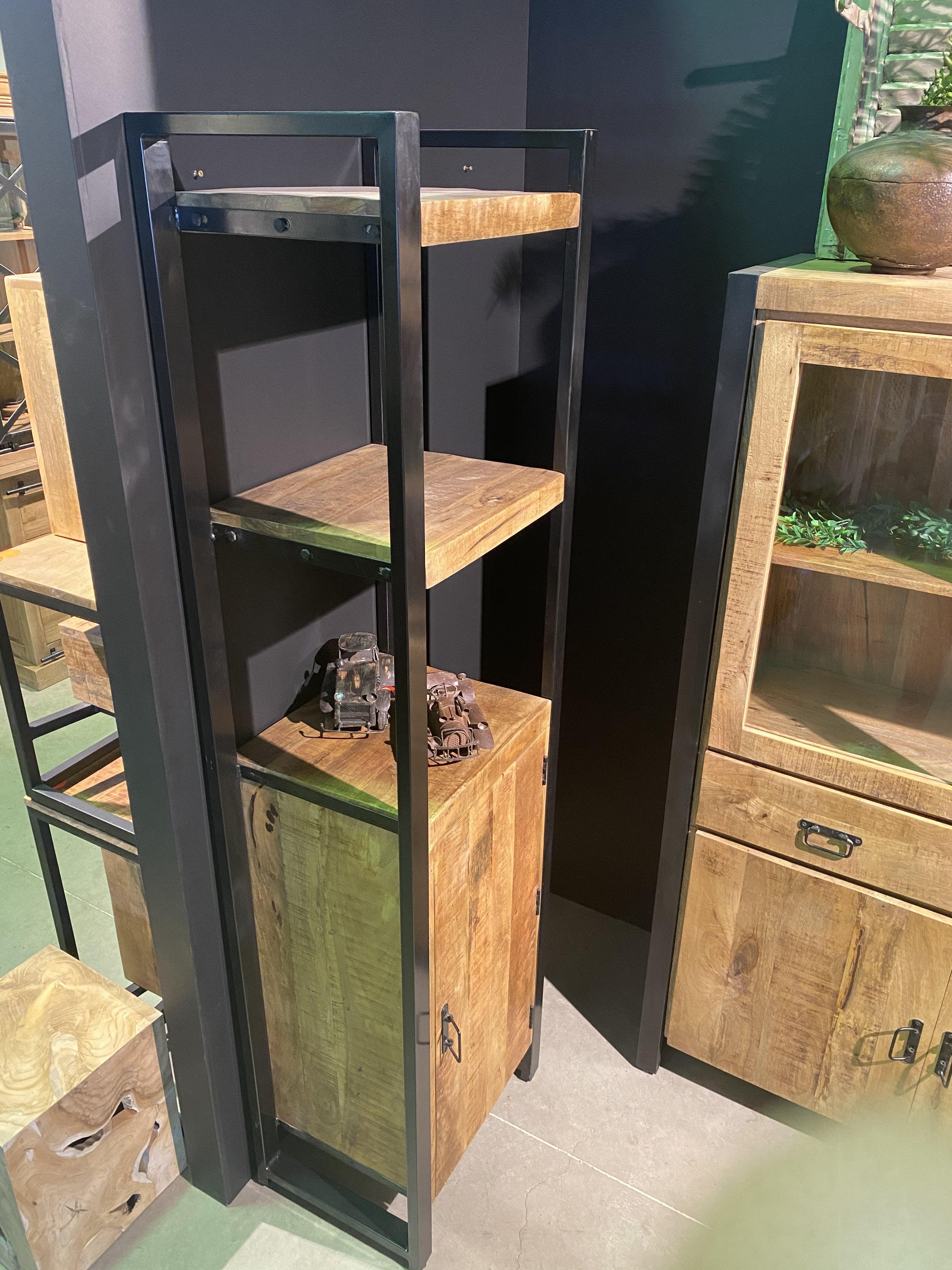 Smalle staande Boekenkast met deur Industrieel Design | Mangohout en Staal | 55x40x200cm - Industrieelinhuis.nl