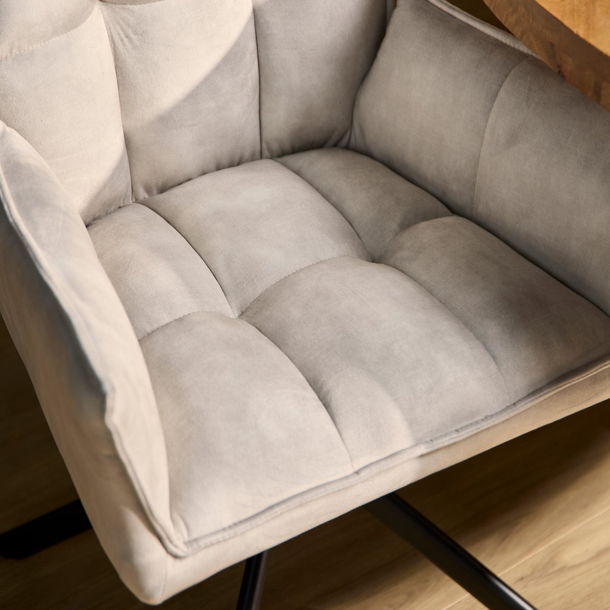 Eetkamerstoel Dani Velvet | Champagne | Met armleuning - Industrieelinhuis.nl