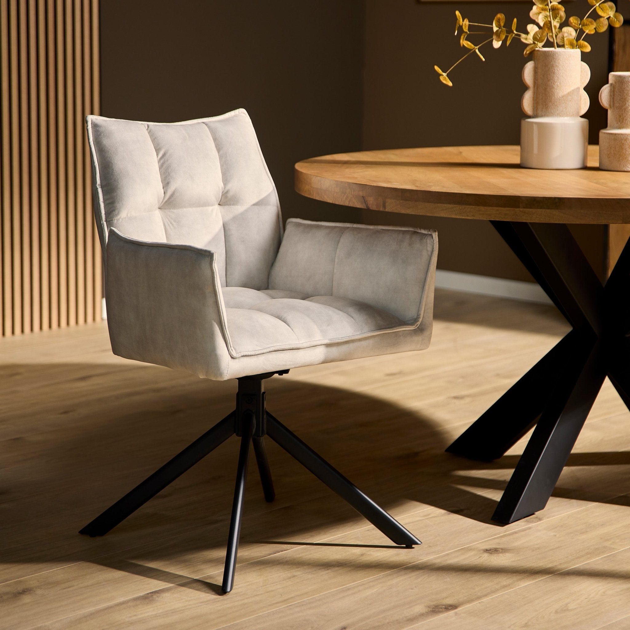 Eetkamerstoel Dani Velvet | Champagne | Met armleuning - Industrieelinhuis.nl