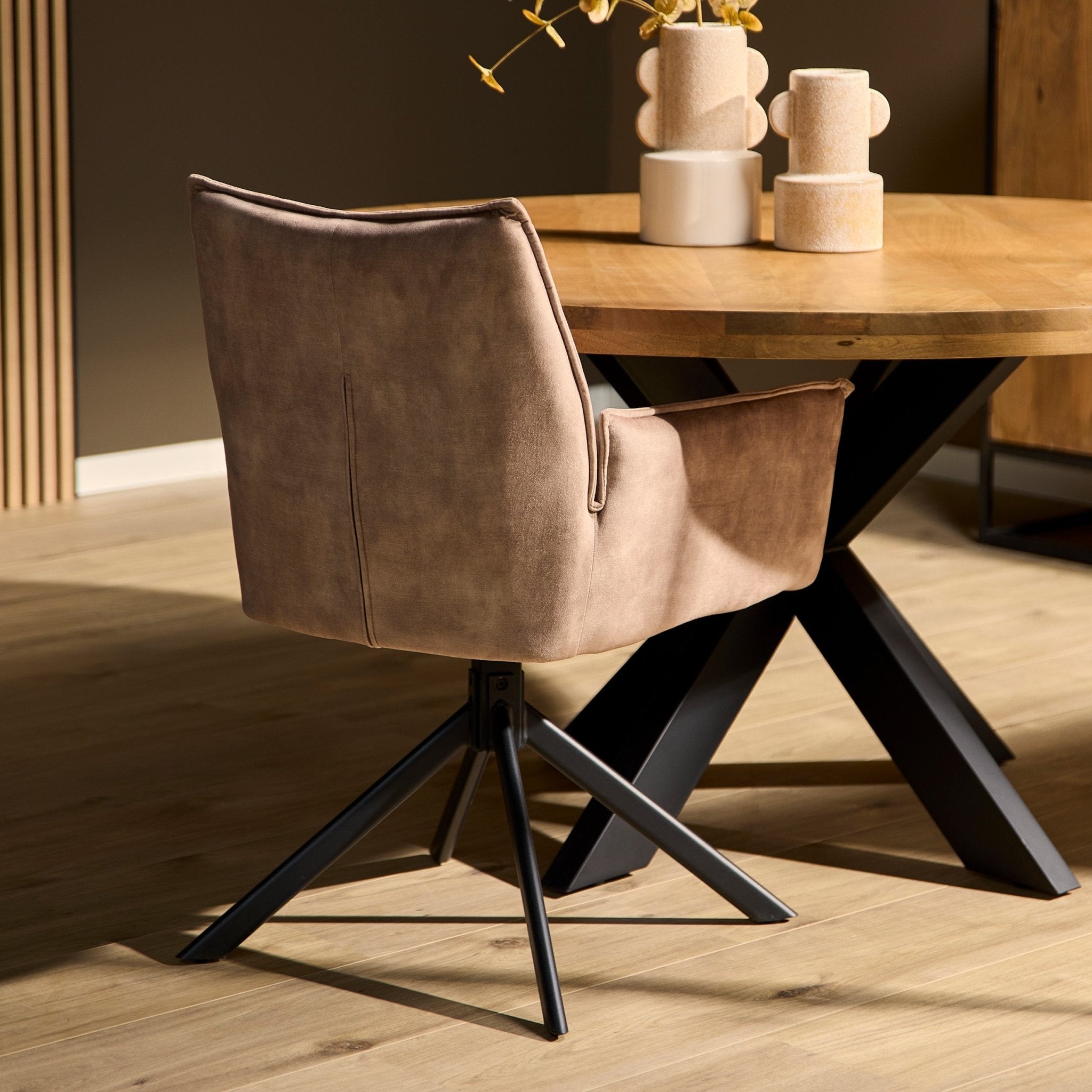 Eetkamerstoel Dani Velvet | Beige | Met armleuning - Industrieelinhuis.nl