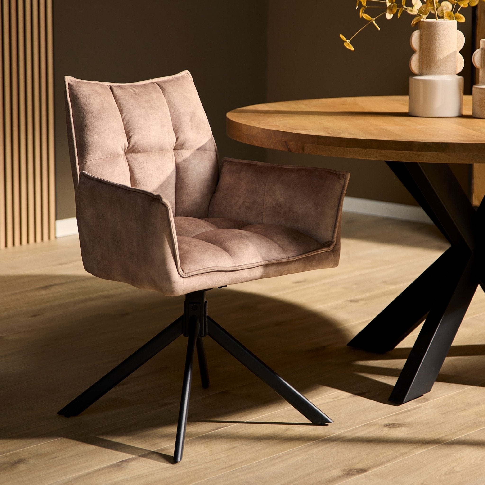 Eetkamerstoel Dani Velvet | Beige | Met armleuning - Industrieelinhuis.nl