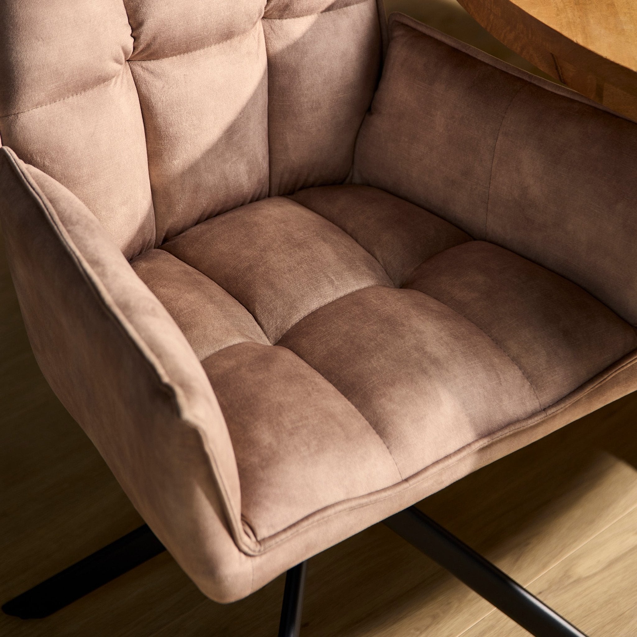 Eetkamerstoel Dani Velvet | Beige | Met armleuning - Industrieelinhuis.nl