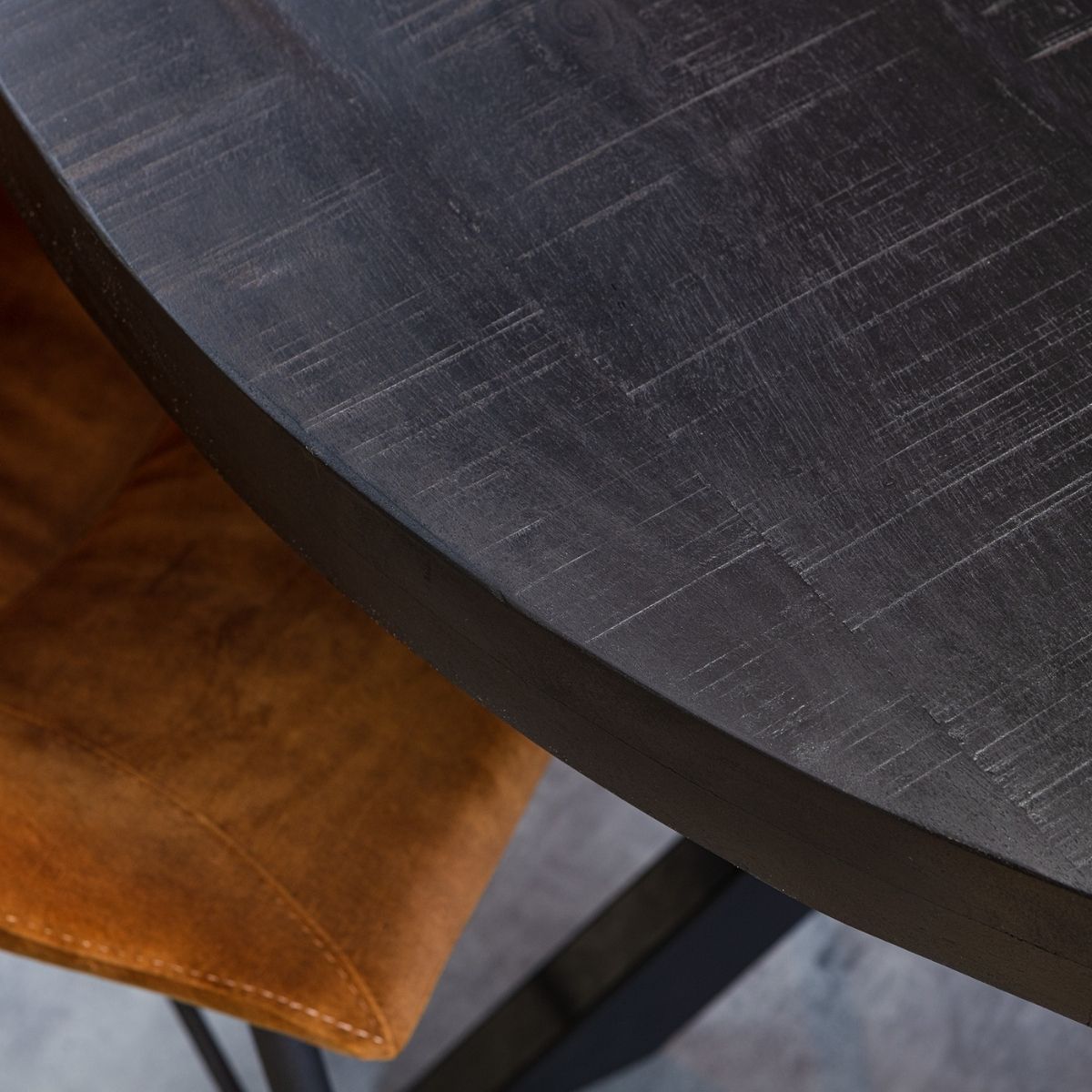 ronde eettafel zwart close-up van de rand