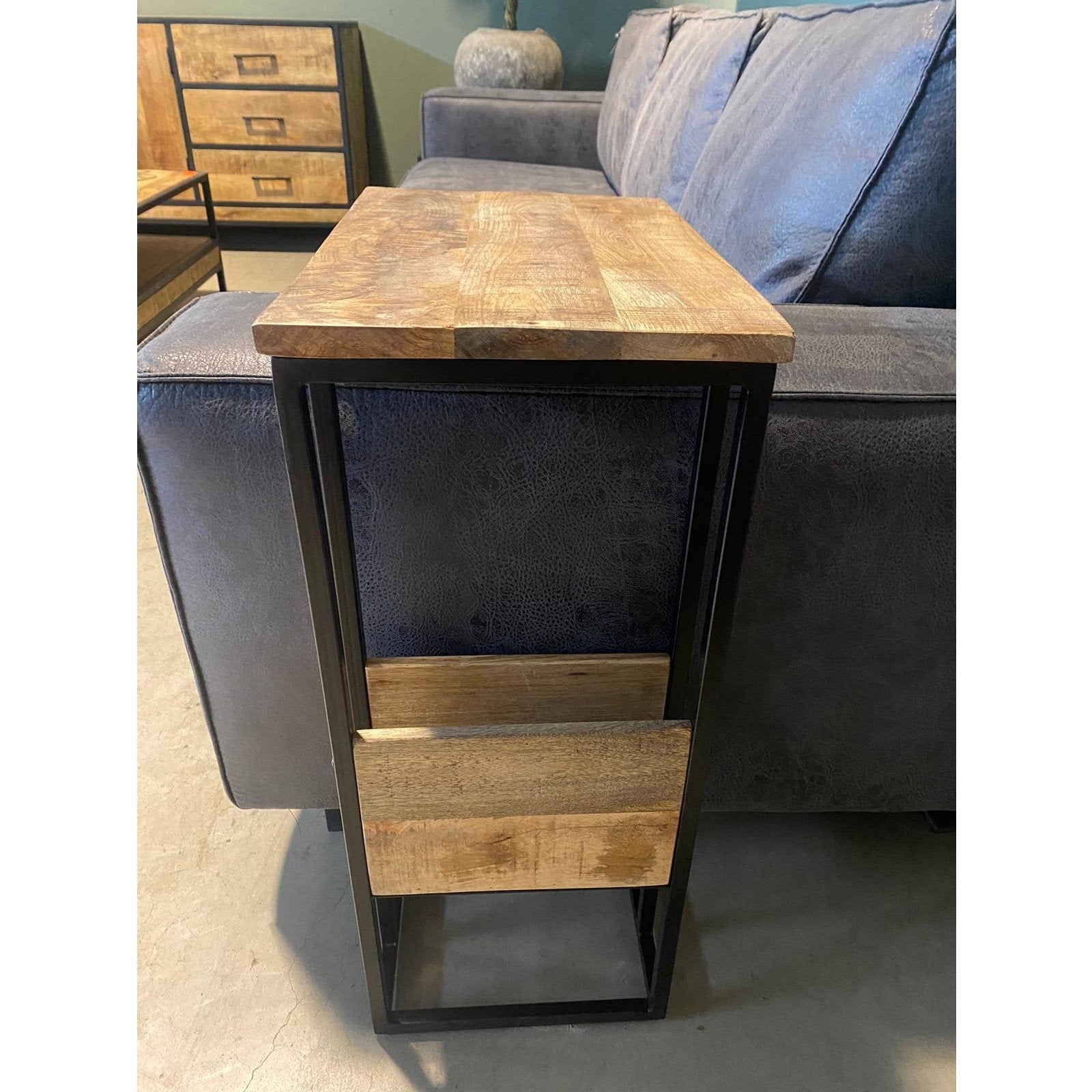 Bijzettafel voor over de bank | Mangohout en Staal | 48x32x72cm - Industrieelinhuis.nl