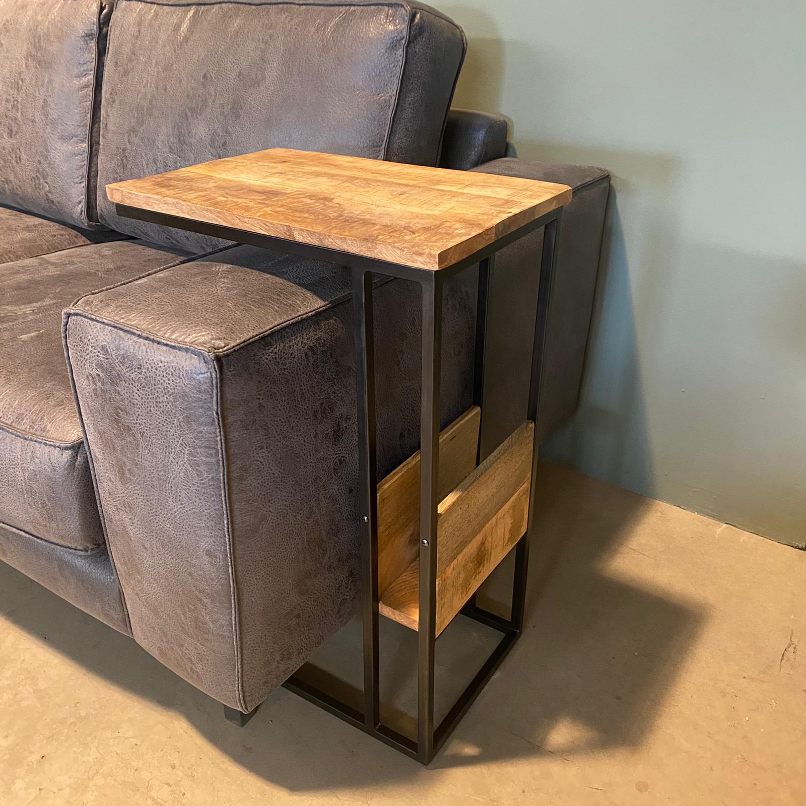 Bijzettafel voor over de bank | Mangohout en Staal | 48x32x72cm - Industrieelinhuis.nl