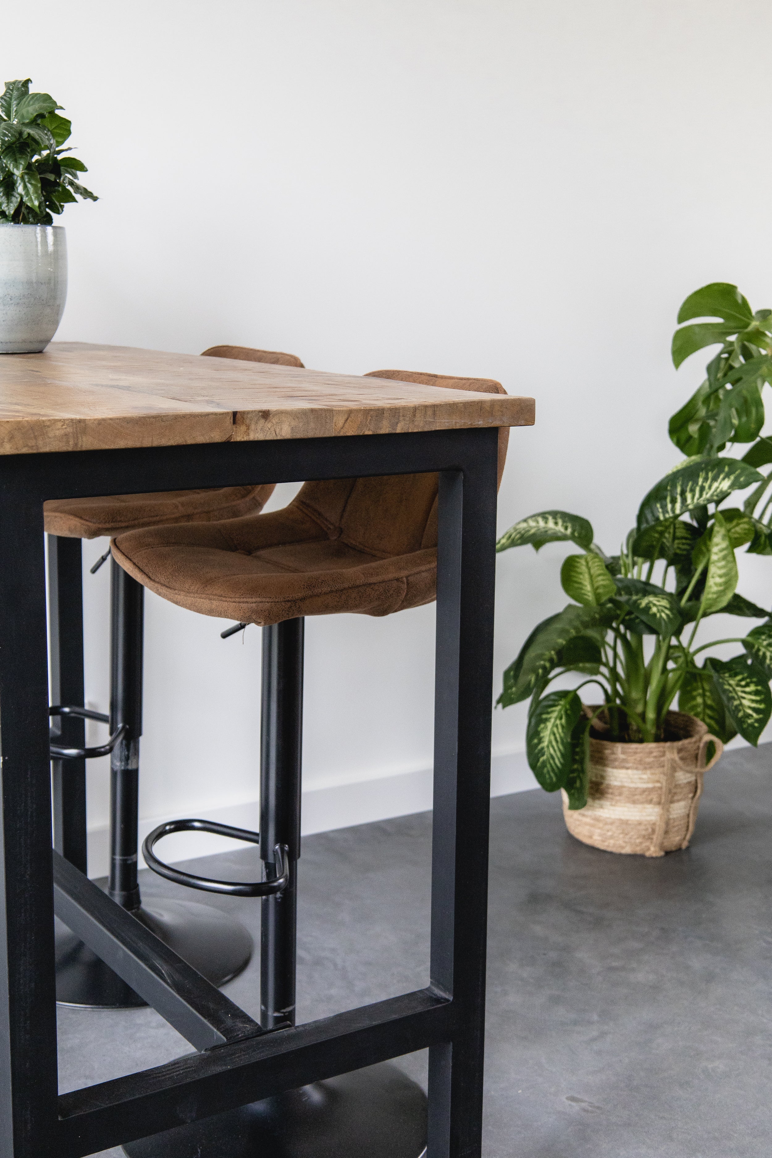Bartafel Industrieel Design | Mangohout en Staal | 135x65x105cm - Industrieelinhuis.nl