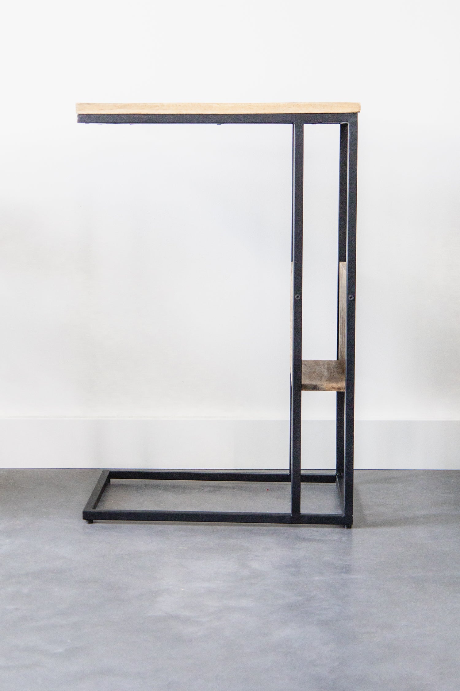 Bijzettafel voor over de bank | Mangohout en Staal | 48x32x72cm - Industrieelinhuis.nl