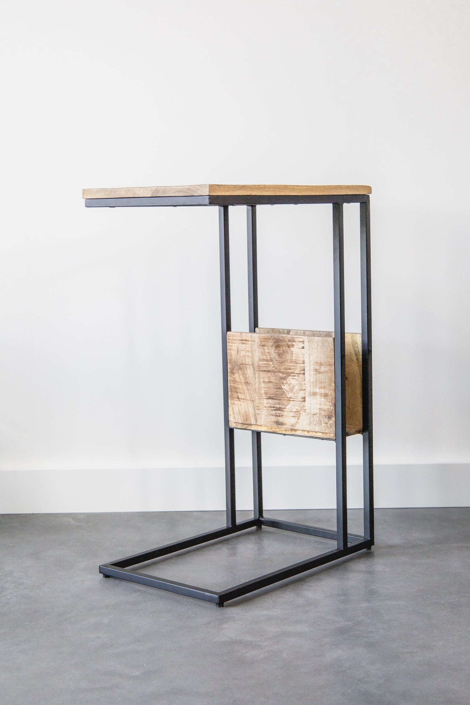 Bijzettafel voor over de bank | Mangohout en Staal | 48x32x72cm - Industrieelinhuis.nl