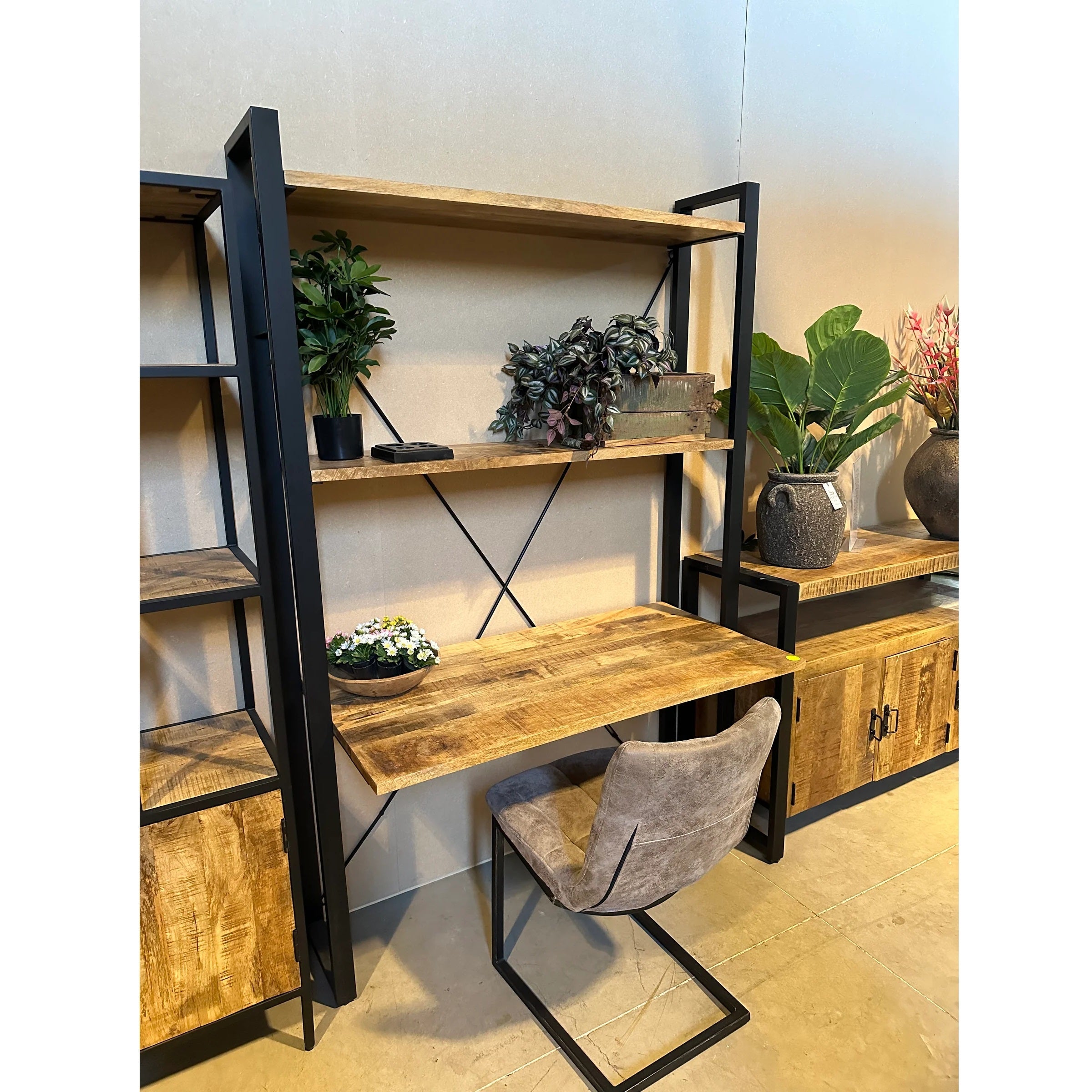 Bureau met schappenwand Industrieel Design | Mangohout en Staal | 130x60x200cm