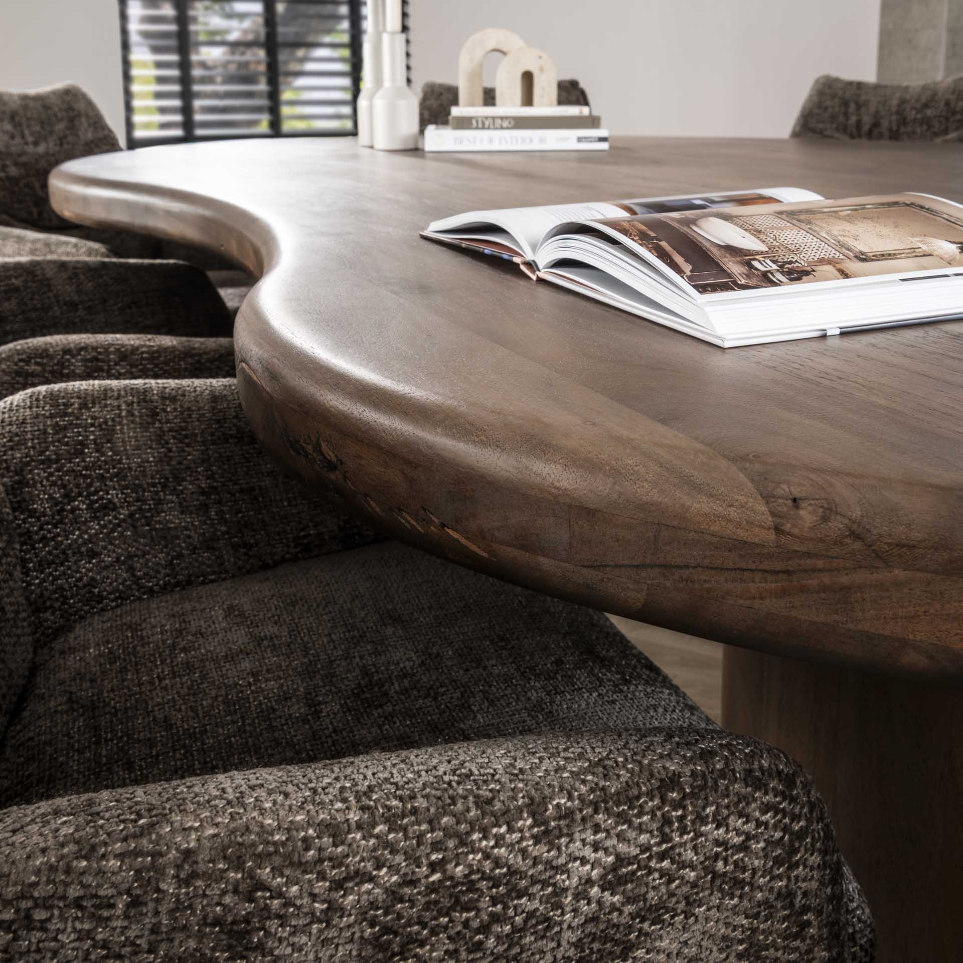 Organische eetkamertafel Form Walnoot - Industrieelinhuis.nl