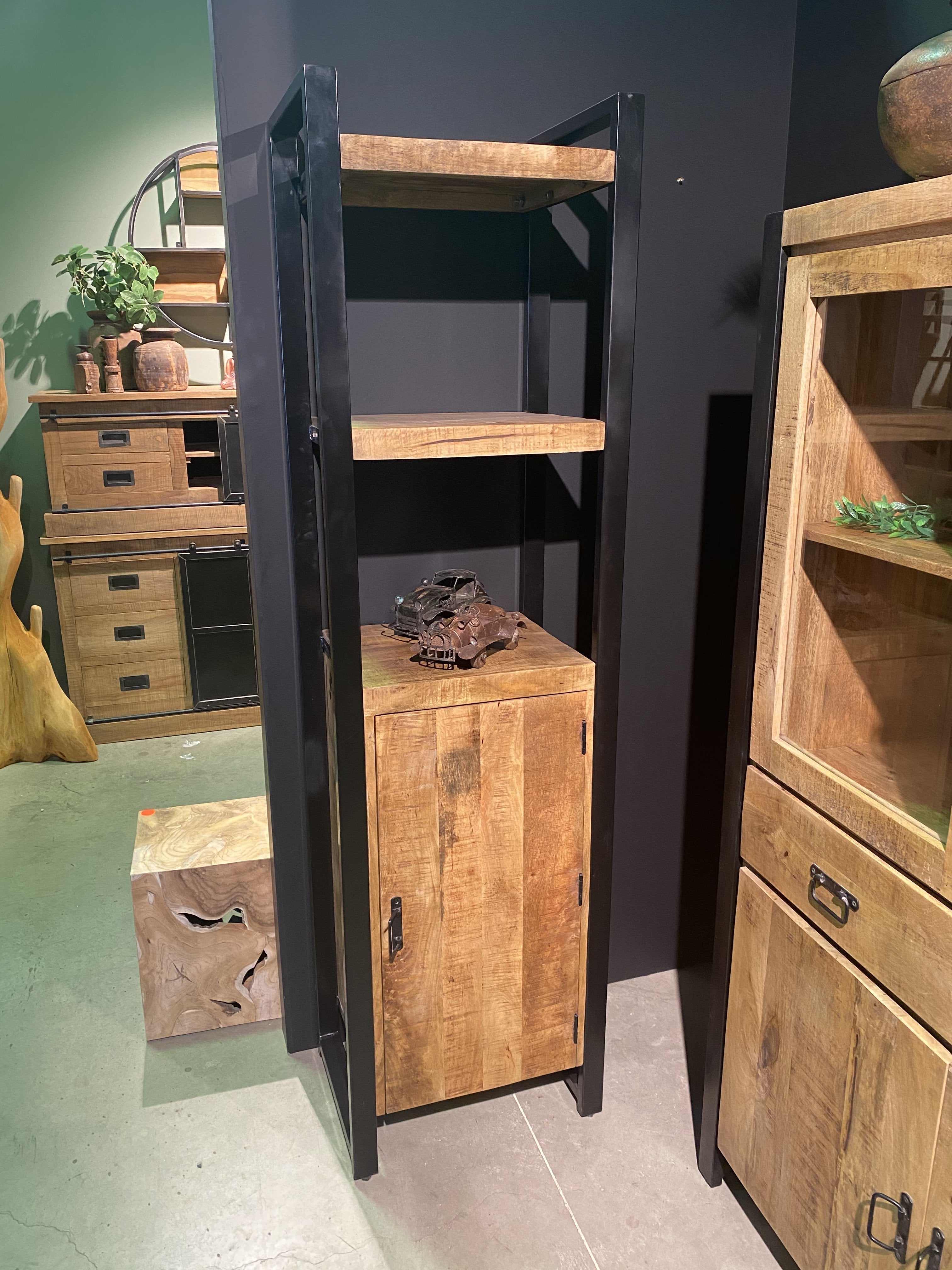 Smalle staande Boekenkast met deur Industrieel Design | Mangohout en Staal | 55x40x200cm - Industrieelinhuis.nl
