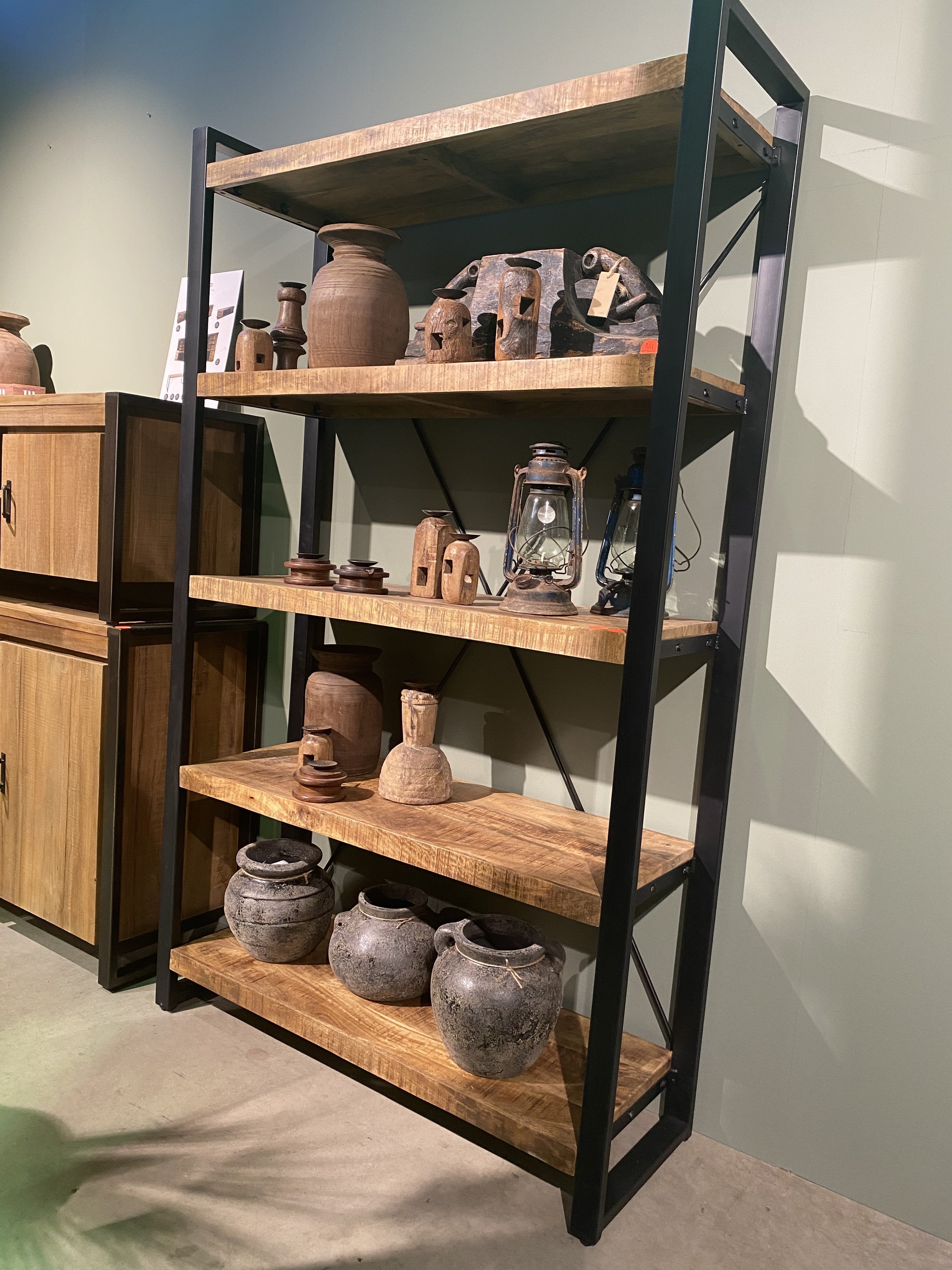 Boekenkast / Schappenkast Industrieel Design | Mangohout en Staal | 120x40x200cm - Industrieelinhuis.nl