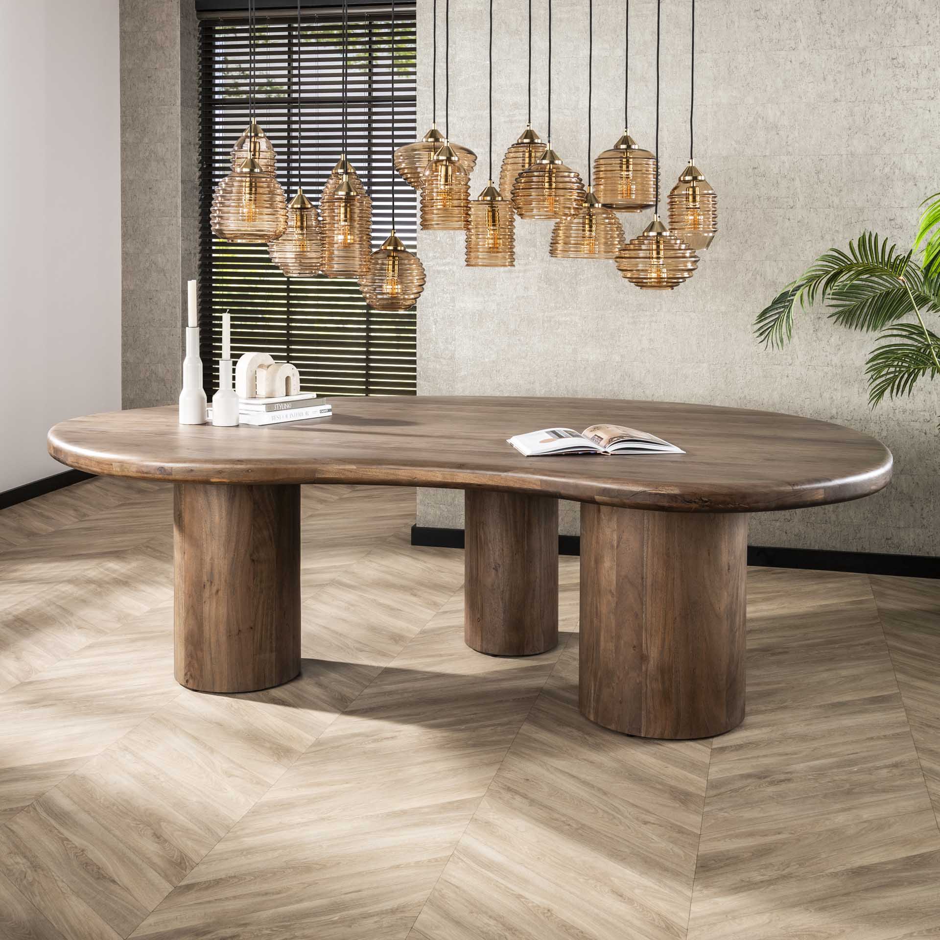 Organische eetkamertafel Form Walnoot