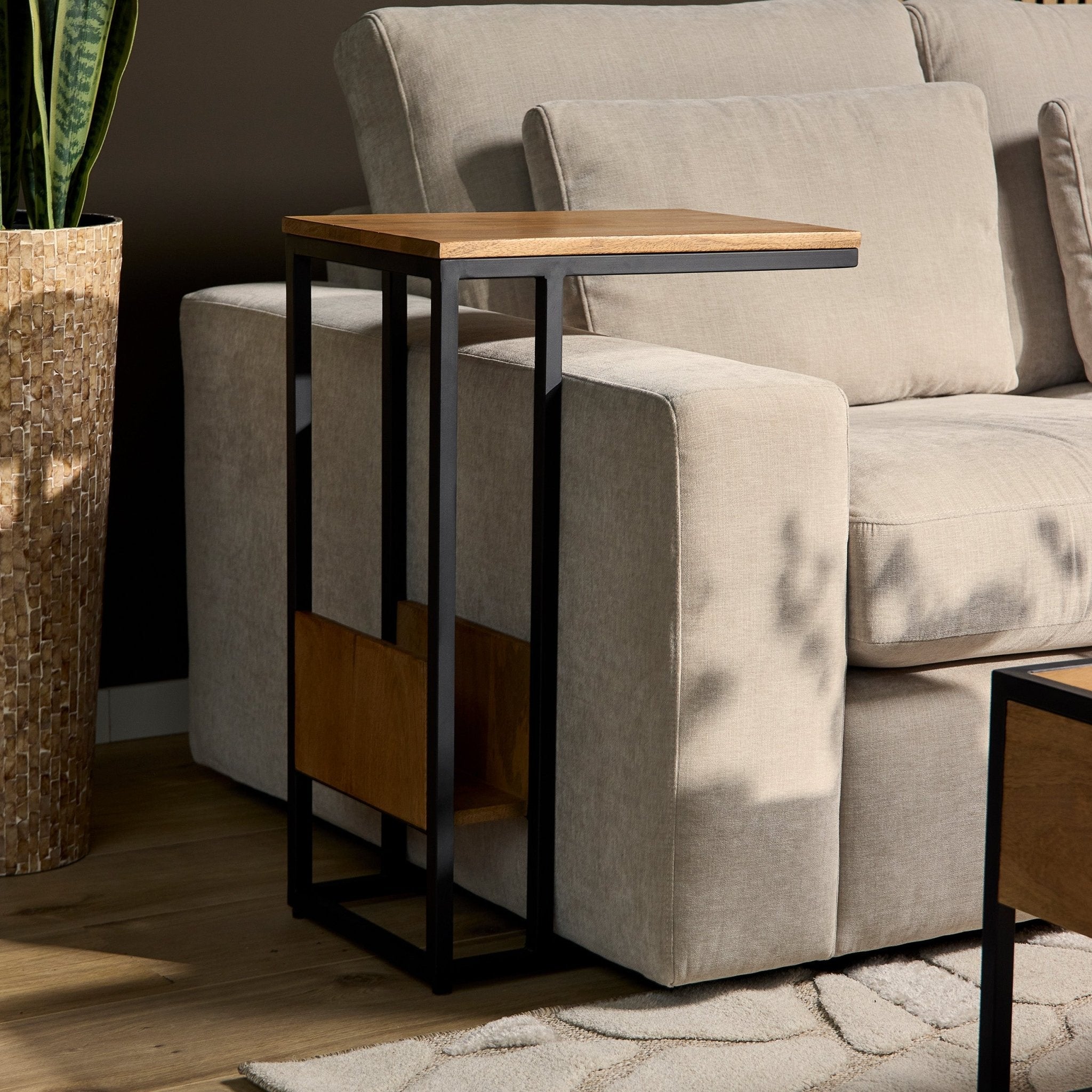 Bijzettafel voor over de bank | Mangohout en Staal | 48x32x72cm - Industrieelinhuis.nl