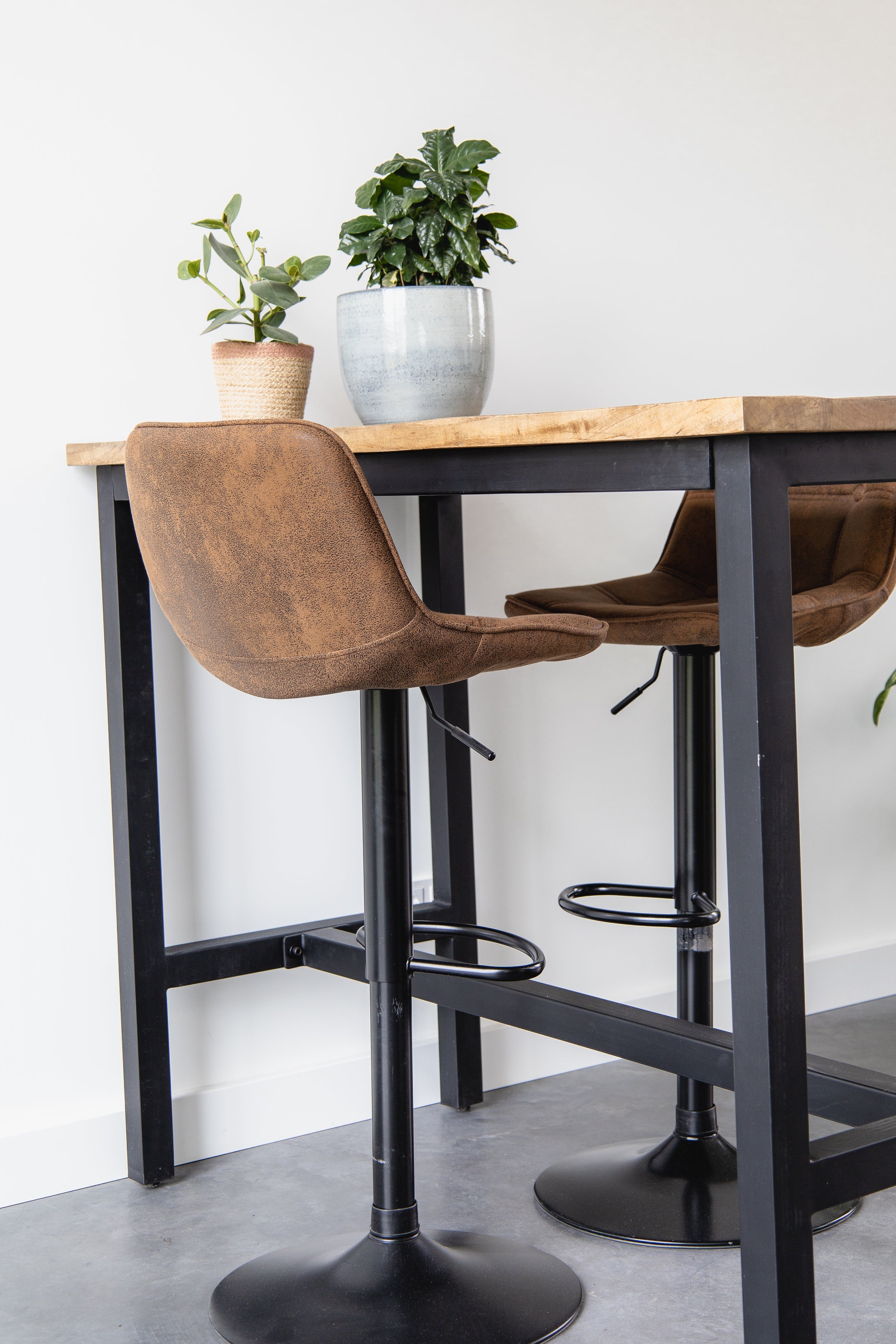 Bartafel Industrieel Design | Mangohout en Staal | 135x65x105cm - Industrieelinhuis.nl