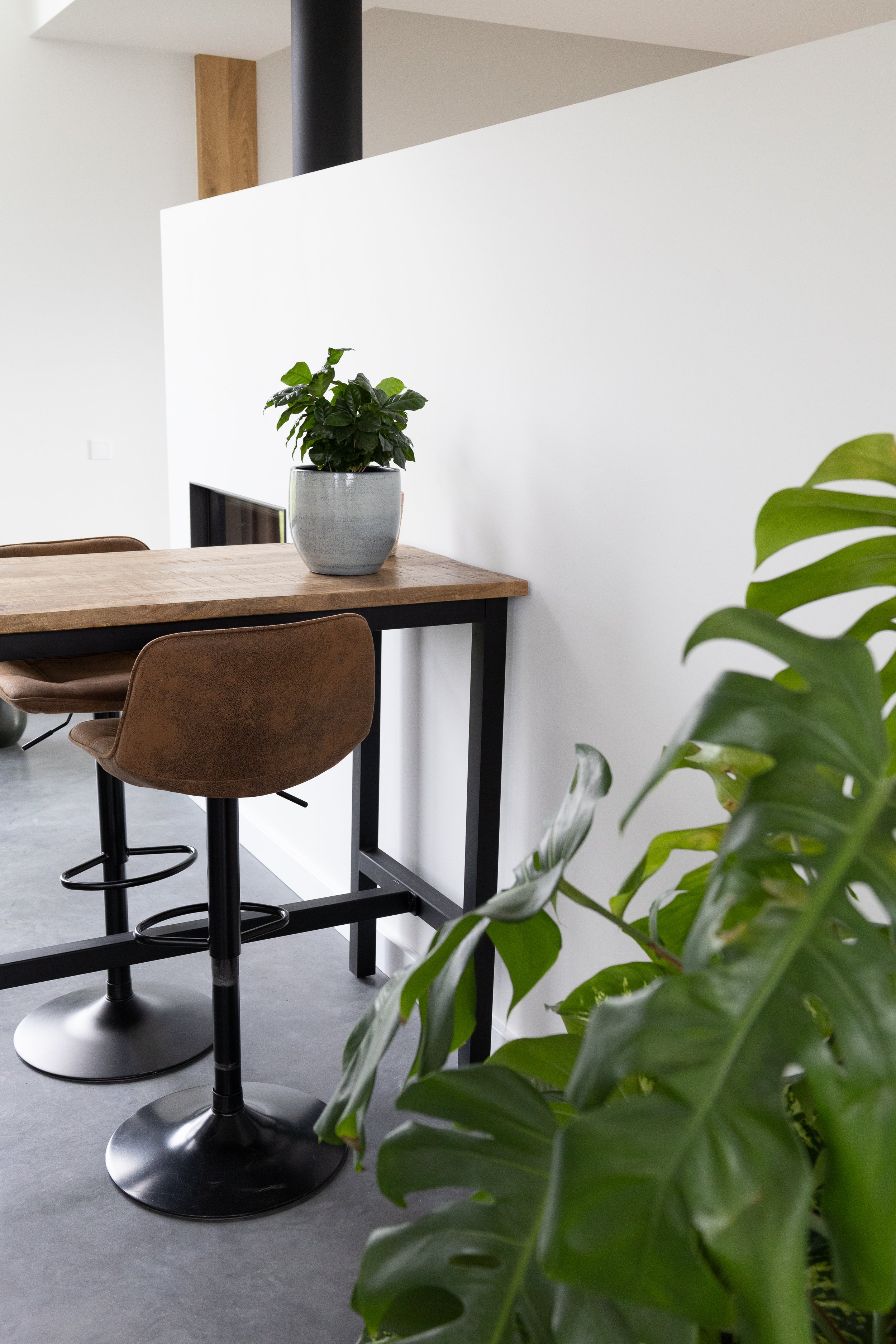 Bartafel Industrieel Design | Mangohout en Staal | 135x65x105cm - Industrieelinhuis.nl